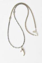 Edelstein Halskette mit Hämatitwürfel und versilbertem Zahn in grau opal – Bild 5