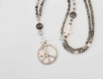 Peace, Statement Kette "Ashley" silbergrau, beige Glas, Perlmutt Halbedelsteinmix – Bild 2