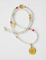 Juwelenkind Bettelkette mit pinken Highlights aus weißen Perlen und einem goldenen Anhänger Amoulett