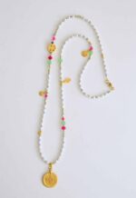 Juwelenkind Bettelkette mit pinken Highlights aus weißen Perlen und einem goldenen Anhänger Amoulett – Bild 2