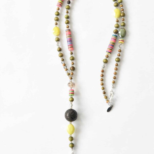 MUSTER Frühlingshaft Traum Kette Ethno Style aus natürlichen Materialien, Holz, Kristall in Grün Pink Braun und Neongelb