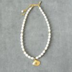 Stylische Kurzkette Zuchtperlenkette mit vergoldeter Muschel weiß gold – Bild 3
