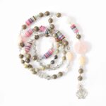 H/W 21/22 Trendfarbe Pale Rosette und Fuchsia Extravagante Halskette aus natürlichen Materialien, Holz, Rosenquarz und recycelte Perlen aus Ghana – Bild 2