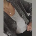 Feine Gliederkette mit dunkler Barockperle in schimmerndem violettschwarz, Gold farbener Edelstahl mit kleinem Knebelverschluss – Bild 3