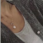 Feine Gliederkette mit dunkler Barockperle in schimmerndem violettschwarz, Gold farbener Edelstahl mit kleinem Knebelverschluss – Bild 2