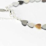 Kleine Herzen - Zauberhaftes Armband aus kleinen aneinandergereihten Lipp Shell Muschel Herzen in schimmerndem beige schwarz – Bild 2