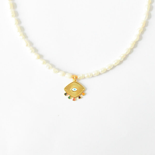 Modische  Kurzkette Zuchtperlenkette mit vergoldetem Auge Anhänger und bunten Steinchen – Bild 3