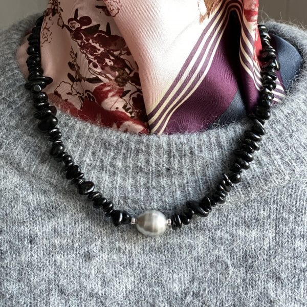 Onyx Kurzkette aus schwarzen Edelstein Nuggets  mit dunkelgrauer Perle als Highlight – Bild 2