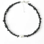 Onyx Kurzkette aus schwarzen Edelstein Nuggets  mit dunkelgrauer Perle als Highlight