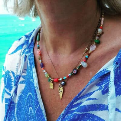Farbenfrohe Kurzkette Millefiori, bunten Halbedelsteinen und vergoldetem Anhänger Schützender Blick – Bild 4