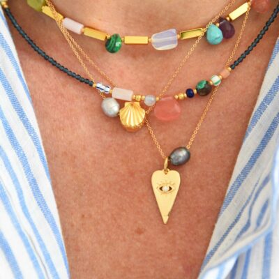 Tiny Heart Kurzkette in Gold mit dunkelgrauer Zuchtperle und Micro Pave Herz Anhänger