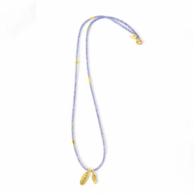 Lila Halskette mit vergoldeten Anhängern Hand, Auge, Mond und Sterne