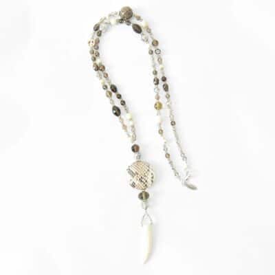 Lange Rauchquarzkette mit Lederperle und Zahn in Braun Beige – Bild 4