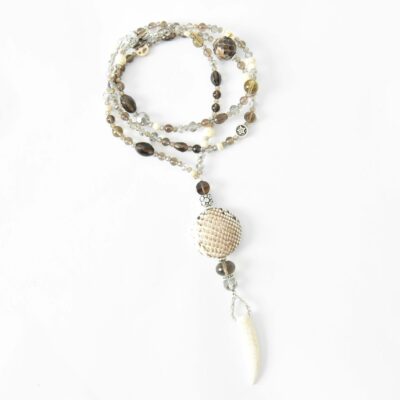 Lange Rauchquarzkette mit Lederperle und Zahn in Braun Beige – Bild 2