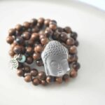 One of a kind `Einzelstück - Kette Holzperlenkette mit Bergkristall Buddha, Türkis, und Silber – Bild 2