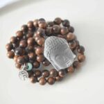 One of a kind `Einzelstück - Kette Holzperlenkette mit Bergkristall Buddha, Türkis, und Silber – Bild 4