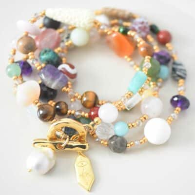 Lange Edelstein Halskette mit weißer Barockperle und bunten Edelsteinen