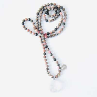 One of a kind *Einzelstück - Kette Rhodonit Bikolor matt mit Bergkristall Buddha, Long Life Anhänger geknüpft