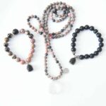 One of a kind *Einzelstück - Kette Rhodonit Bikolor matt mit Bergkristall Buddha, Long Life Anhänger geknüpft – Bild 2