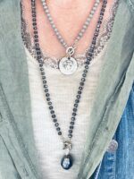 Kurzkette Allrounder "Cleo" in kurz mit versilberter Münze grau opaque – Bild 2