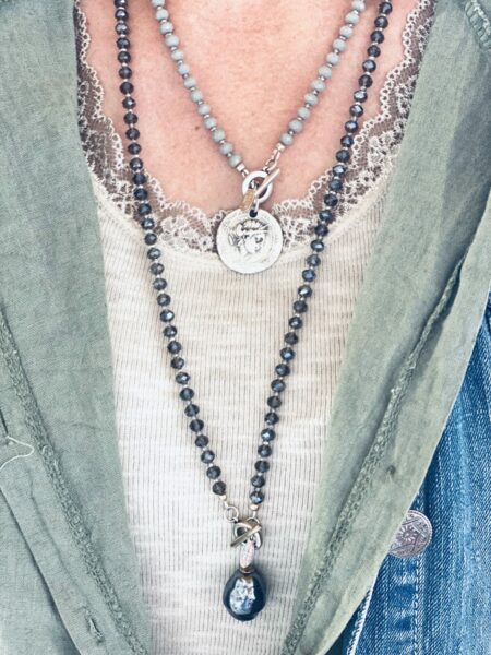 Kurzkette Allrounder "Cleo" in kurz mit versilberter Münze grau opaque – Bild 2