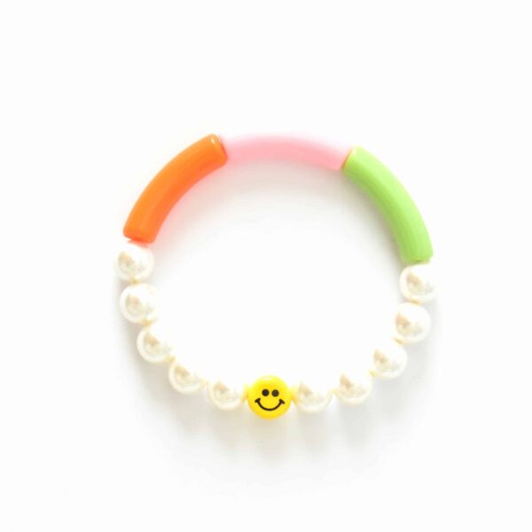 Smiley  Armband aus Muschelkernperlen Keramik Smiley und schmaleren Tubes