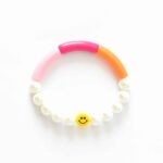 Smiley  Armband aus Muschelkernperlen Keramik Smiley und schmaleren Tubes