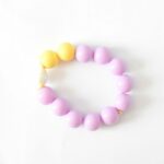 Sorbet Colours Stylisches Armband aus Lila Gelben Kugeln mit Muschelkern Tropfen