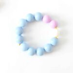 Sorbet Colours Stylisches Armband aus hellblauen Kugeln mit Muschelkern Tropfen