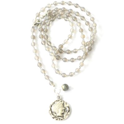 Graue Achat Halskette "Chleo"  in Hellgrau Schmuckstück mit Münze Coin