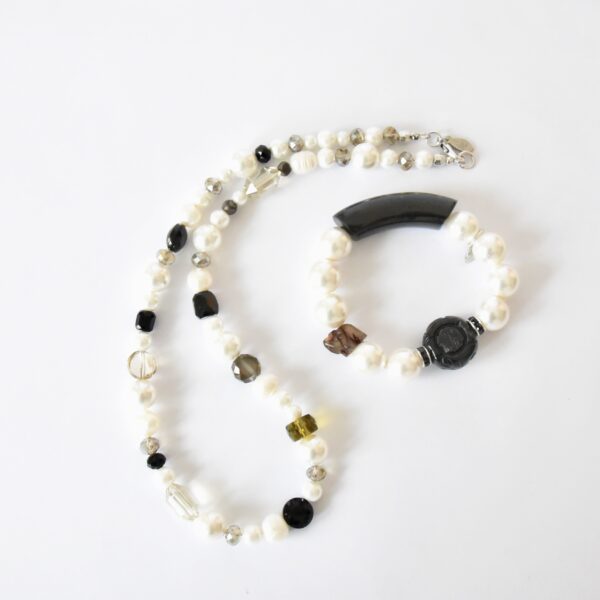Edle Kurzkette aus grau schwarzen Kristallen mit Barockperlen und weißen Muschelkernperlen – Bild 4