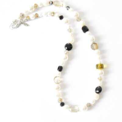 Edle Kurzkette aus grau schwarzen Kristallen mit Barockperlen und weißen Muschelkernperlen