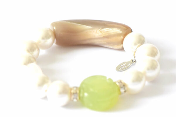 Weißes Armband mit Rosa Elefant, grüner Jade und Hornröhrchen – Bild 3