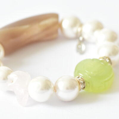 Weißes Armband mit Rosa Elefant, grüner Jade und Hornröhrchen