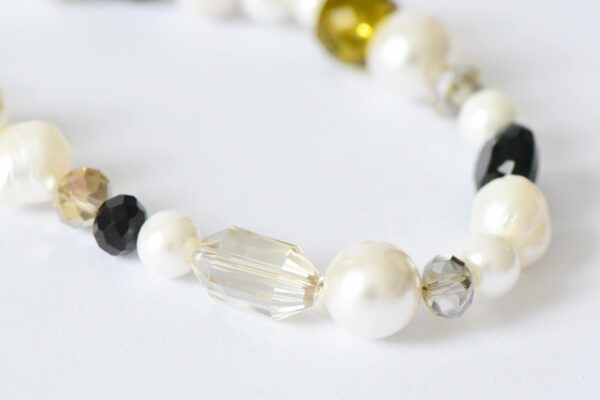 Edle Kurzkette aus grau schwarzen Kristallen mit Barockperlen und weißen Muschelkernperlen – Bild 2