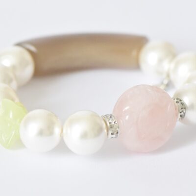 Weißes Armband mit Grünem Jade Elefant, Rosenquarz und Hornröhrchen