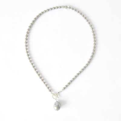 Kurzkette Allrounder "Svede" in grau mit dunkelgrauem Tropfen aus Muschelkern und Toggle Verschluss