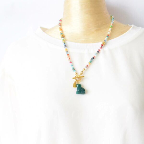 Kurzkette "LUCKY" bunter Glasperlen Mix mit handgeschnitzter Katze aus grünem Aventurin – Bild 3