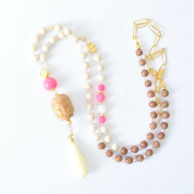 Neon Pink Rosenholzkette mit goldenen Highlights, hellem Jaspis und geschnitztem Buddhakopf  vergoldeter Lotusblüte und verziertem Tropfen in Ivory