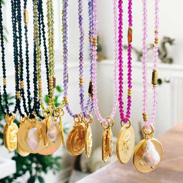 Lange Halskette  8 Farben mit Barockperle und vergoldeter Münze – Bild 4