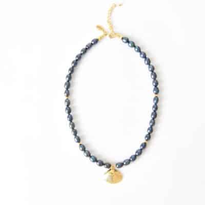 Stylische Kurzkette Zuchtperlenkette mit vergoldeter Muschel blauschwarz