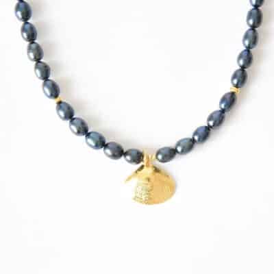 Blau schwarze Zuchtperlenkette mit vergoldeter Muschel – Bild 2