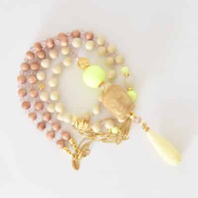 Neon Lime Rosenholzkette mit goldenen Highlights, hellem Jaspis und geschnitztem Buddhakopf  vergoldeter Lotusblüte und verziertem Tropfen in Ivory