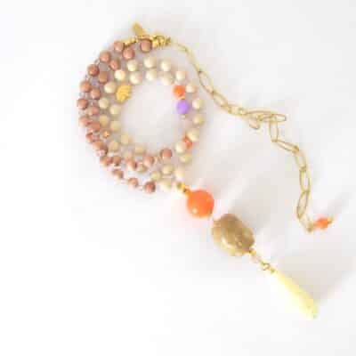 Traumhafte Rosenholzkette mit goldenen Highlights, hellem Jaspis und geschnitztem Buddhakopf  vergoldeter Lotusblüte und verziertem Tropfen in Ivory – Bild 2