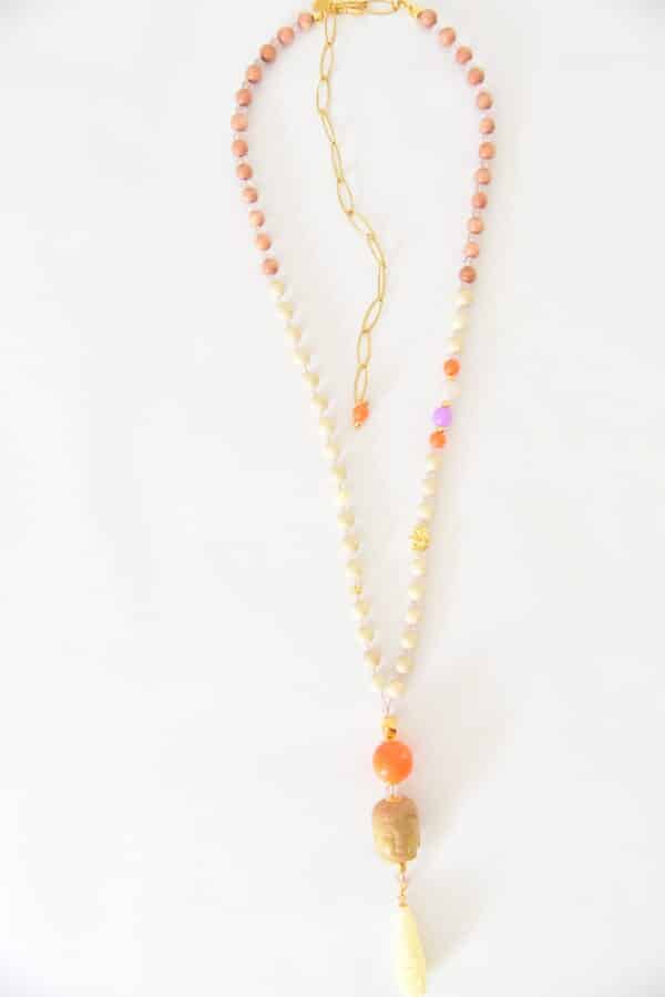 Traumhafte Rosenholzkette mit goldenen Highlights, hellem Jaspis und geschnitztem Buddhakopf  vergoldeter Lotusblüte und verziertem Tropfen in Ivory – Bild 7