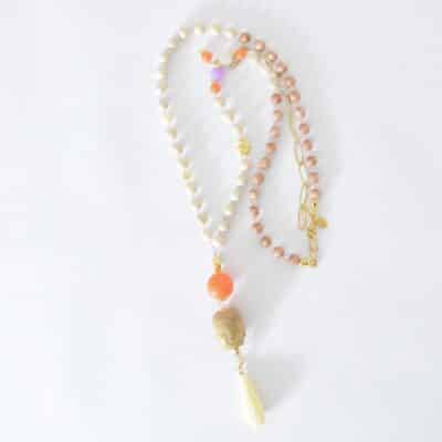 Traumhafte Rosenholzkette mit goldenen Highlights, hellem Jaspis und geschnitztem Buddhakopf  vergoldeter Lotusblüte und verziertem Tropfen in Ivory