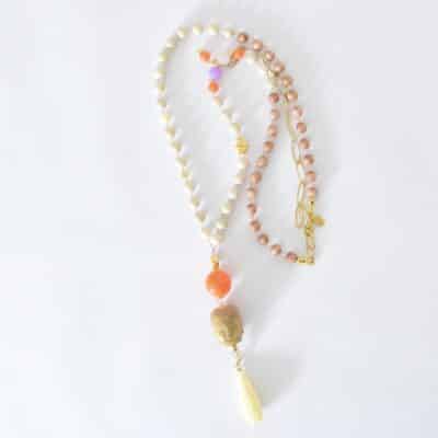 Traumhafte Rosenholzkette mit goldenen Highlights, hellem Jaspis und geschnitztem Buddhakopf  vergoldeter Lotusblüte und verziertem Tropfen in Ivory – Bild 3