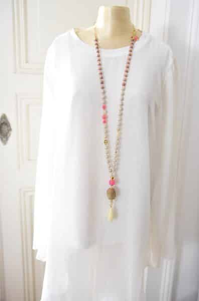 Neon Pink Rosenholzkette mit goldenen Highlights, hellem Jaspis und geschnitztem Buddhakopf  vergoldeter Lotusblüte und verziertem Tropfen in Ivory – Bild 4
