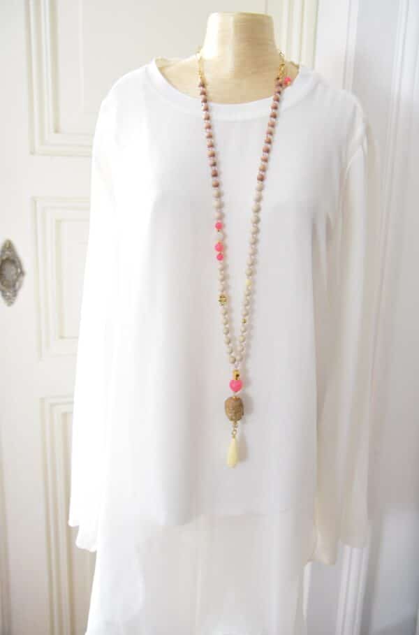 Neon Pink Rosenholzkette mit goldenen Highlights, hellem Jaspis und geschnitztem Buddhakopf  vergoldeter Lotusblüte und verziertem Tropfen in Ivory – Bild 4