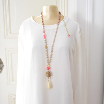 Neon Pink Rosenholzkette mit goldenen Highlights, hellem Jaspis und geschnitztem Buddhakopf  vergoldeter Lotusblüte und verziertem Tropfen in Ivory – Bild 2